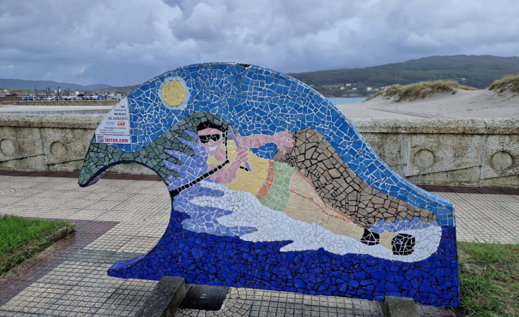 El paseo marítimo de Laxe acoge siete murales sobre deportes acuáticos elaborados por estudiantes