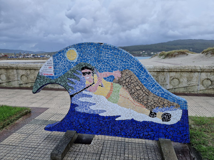 El paseo marítimo de Laxe acoge siete murales sobre deportes acuáticos elaborados por estudiantes
