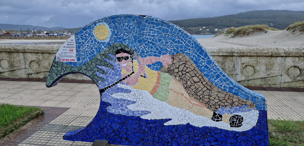 El paseo marítimo de Laxe acoge siete murales sobre deportes acuáticos elaborados por estudiantes