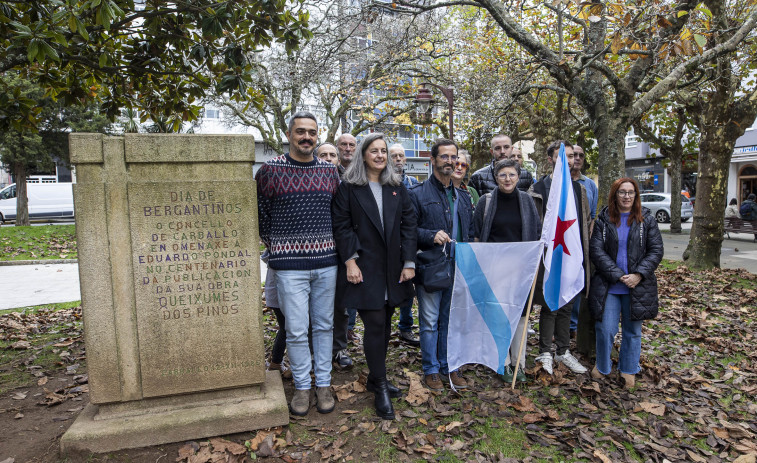 El Bloque carballés iza la bandera gallega para conmemorar  las Irmandades da Fala