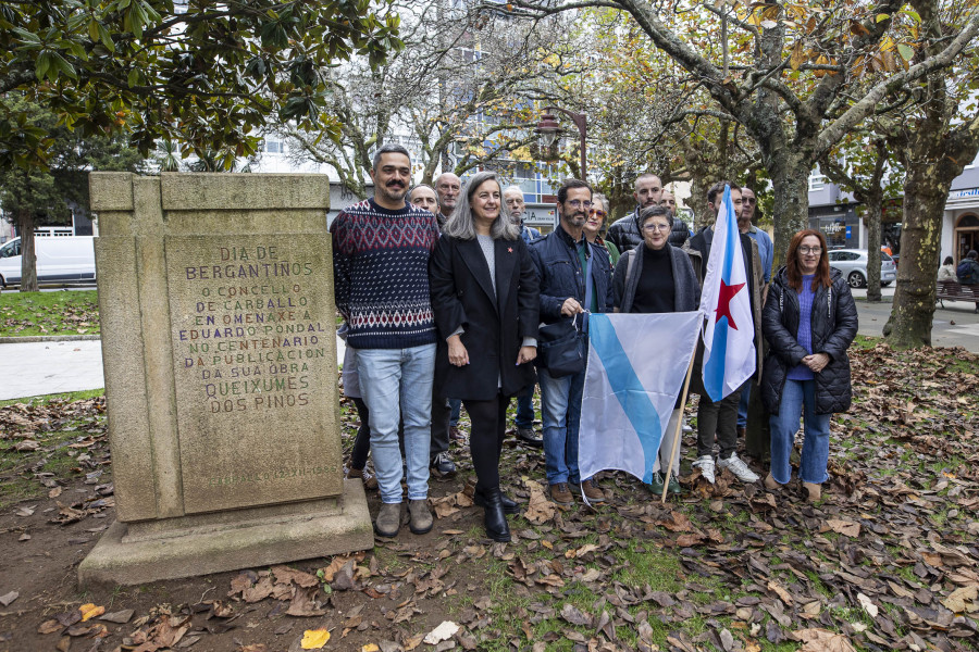 El Bloque carballés iza la bandera gallega para conmemorar  las Irmandades da Fala