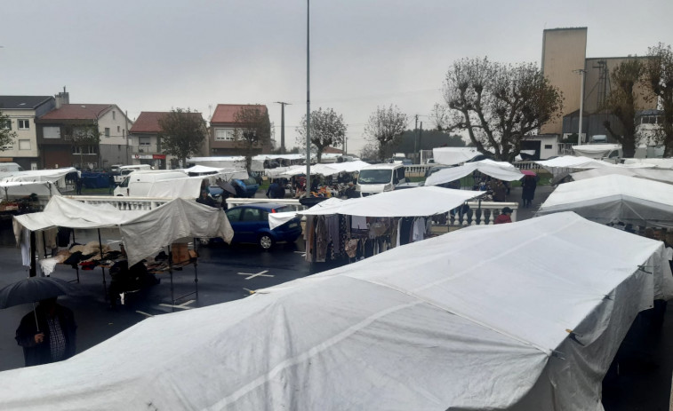 Unos feriales marcados por la llovizna matinal