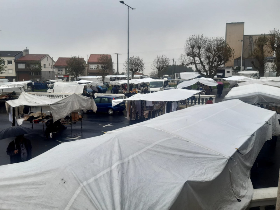 Unos feriales marcados por la llovizna matinal