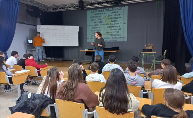 Los obradoiros de Lupe Blanco y Josiño da Teixeira “enregueifan” a los jóvenes de Carballo