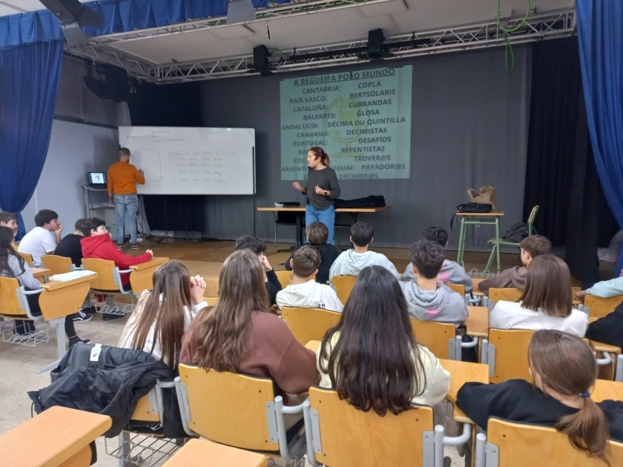 Los obradoiros de Lupe Blanco y Josiño da Teixeira “enregueifan” a los jóvenes de Carballo