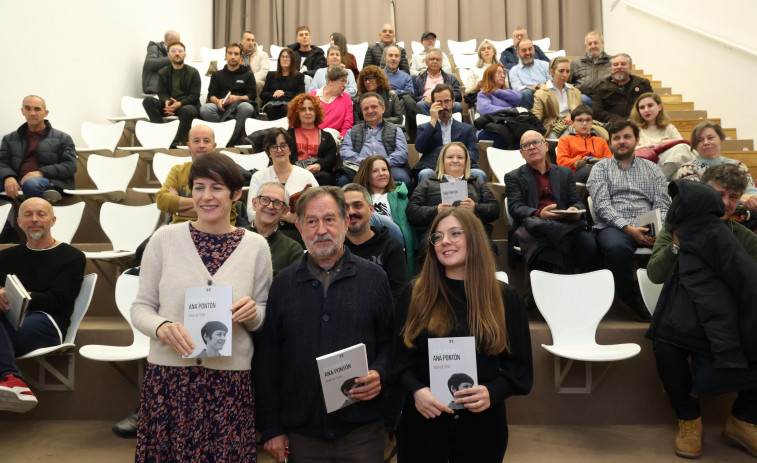 Presentado en Carballo el libro de Suso de Toro sobre Ana Pontón