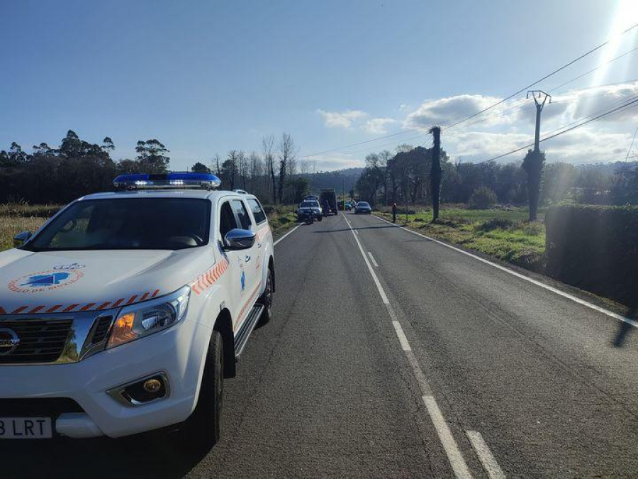 Evacuan al hospita a un motorista que sufrió una caída en el cruce del Cartel de Muxía