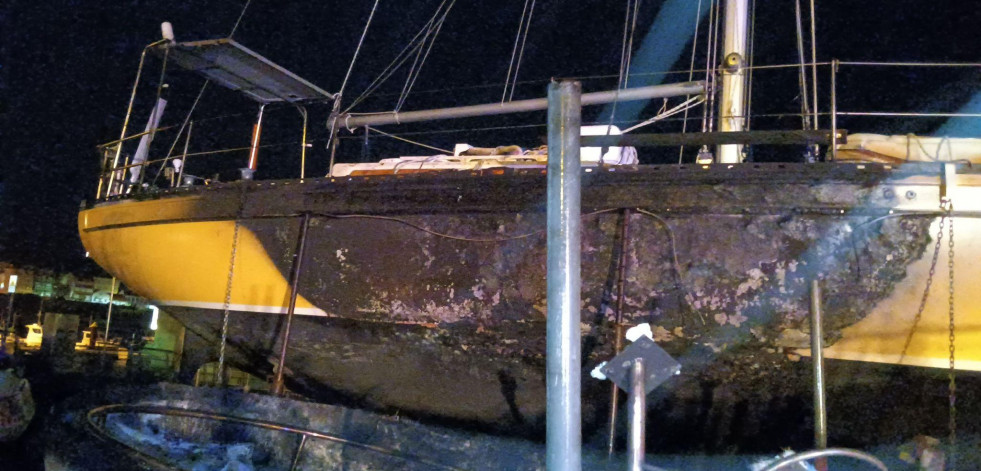 Arden dos embarcaciones en un incendio en el Club Náutico de Camariñas