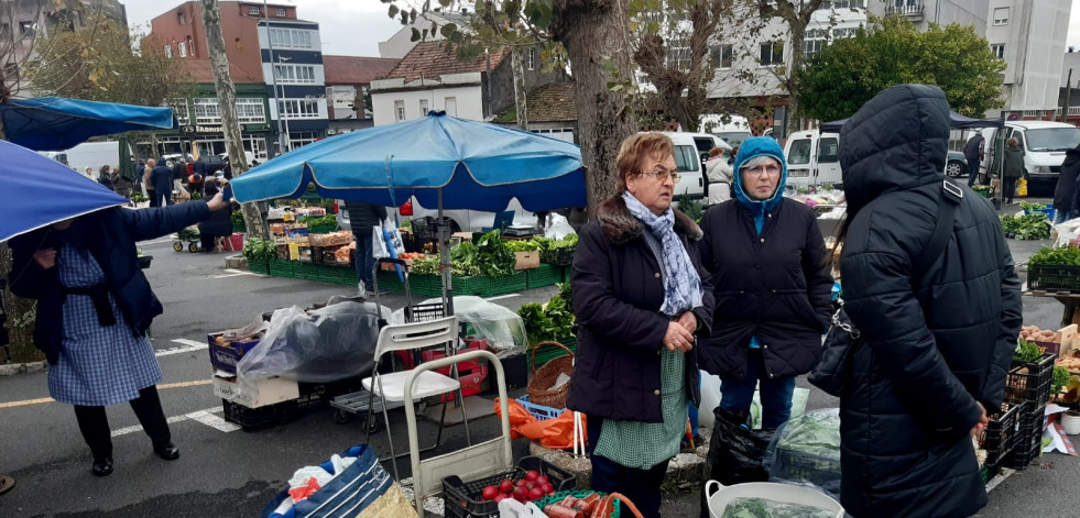 El nordés y el fresco mermaron los feriales dominicales de Paiosaco y Cee