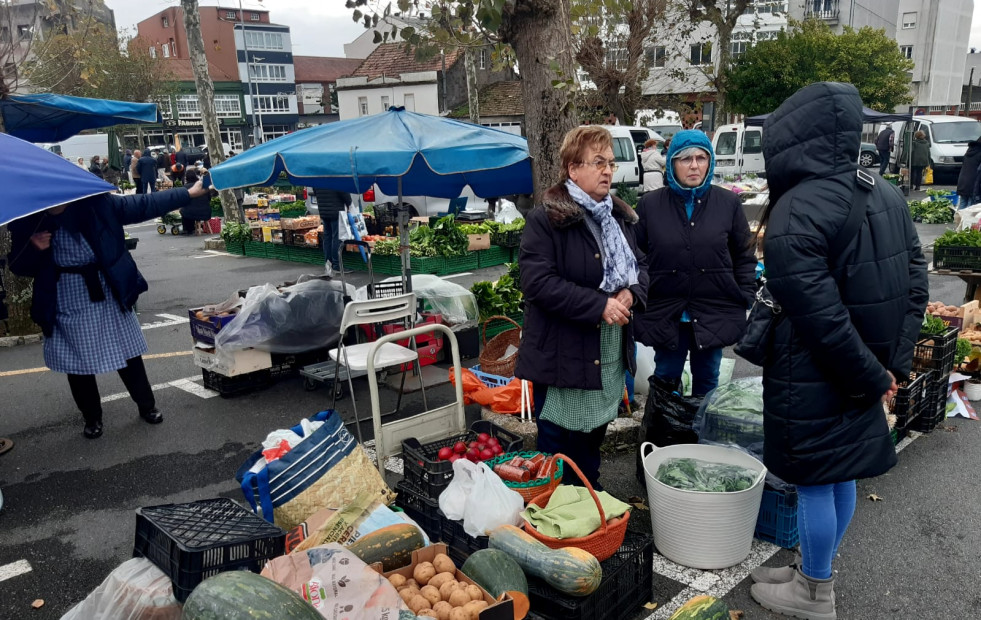 El nordés y el fresco mermaron los feriales dominicales de Paiosaco y Cee