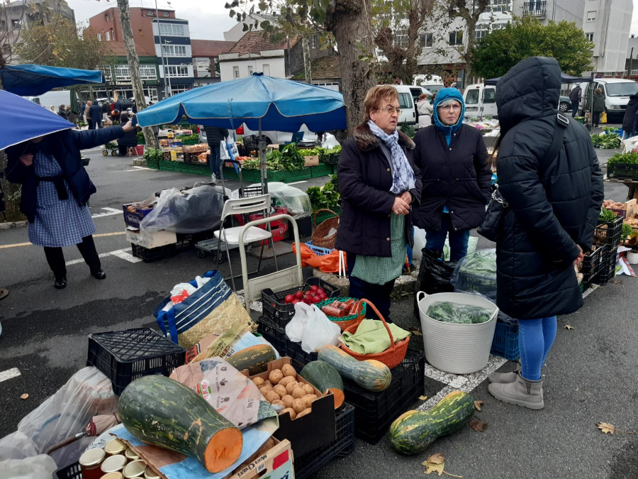 El nordés y el fresco mermaron los feriales dominicales de Paiosaco y Cee