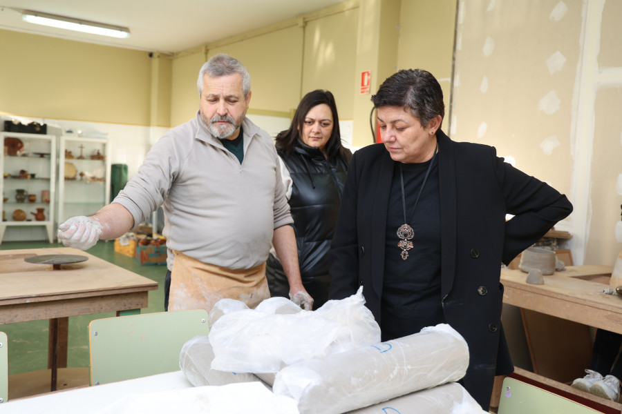 Formando al relevo generacional en la olería de Buño