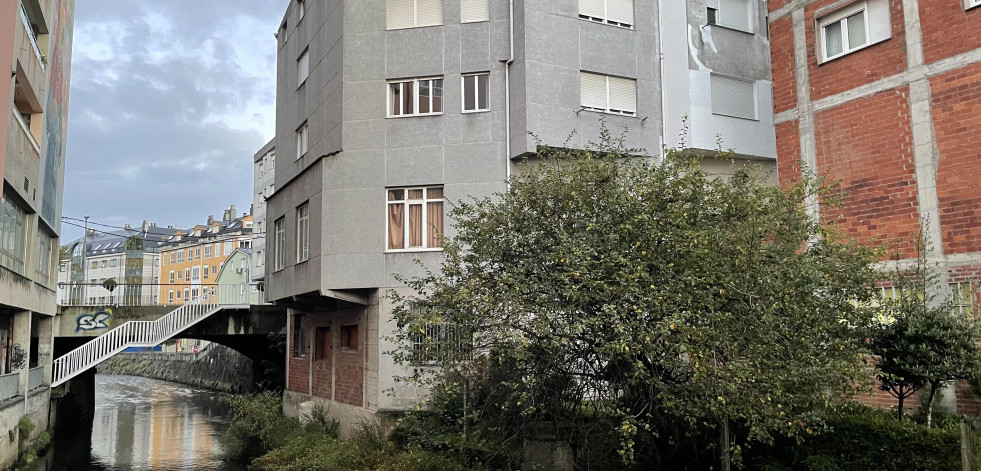 Comienza la demolición del edificio que invade el río en la calle Fomento de Carballo