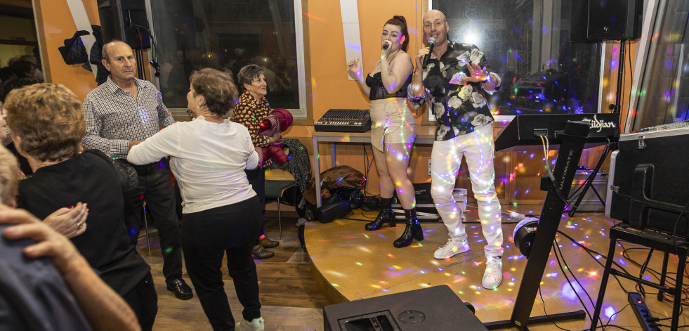 Domingos de baile en Carballo, en imágenes