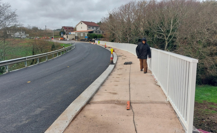 El reformado puente de Agualada empieza a lucir sus nuevas  protecciones