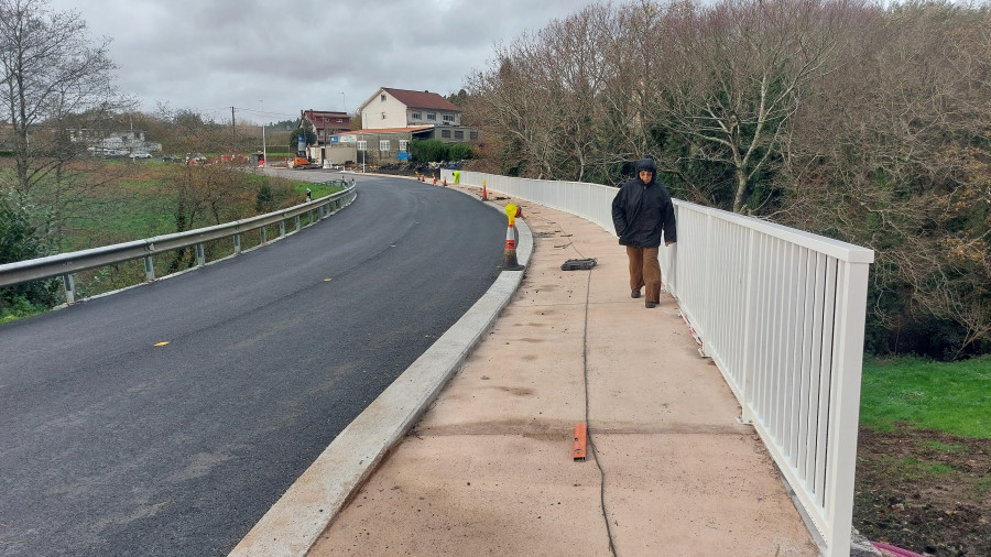 El reformado puente de Agualada empieza a lucir sus nuevas  protecciones