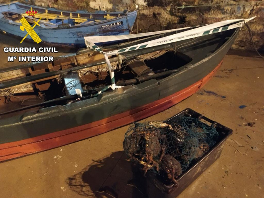 Requisan 55 kilos de pescado y marisco y una embarcación en Cee