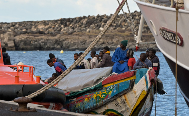 Salvamento escolta hasta El Hierro a un cayuco con unos 100 inmigrantes a bordo