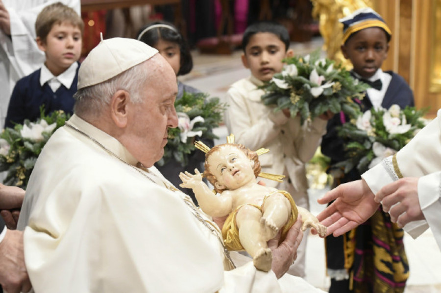 El Papa recuerda Belén en Nochebuena, donde Jesús tampoco encontraría hoy posada