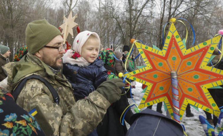 Los ucranianos celebran por primera vez la Navidad en medio de ataques rusos
