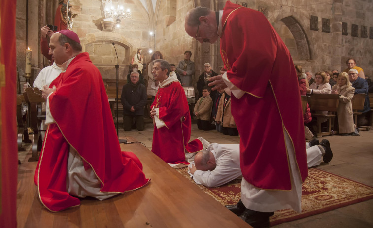 El arzobispo ordena como diácono al fisterrán Ignacio Delgado Izarra