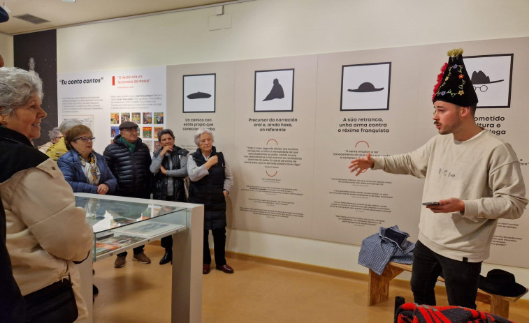 El historiador Hadrián García dirige la visita guiada prevista para este jueves a la muestra sobre O Xestal
