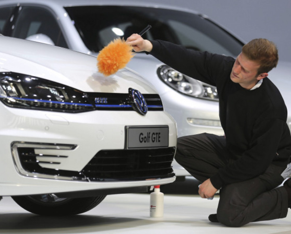 UnempleadolimpiaypreparaunVolkswagenGolfEFE