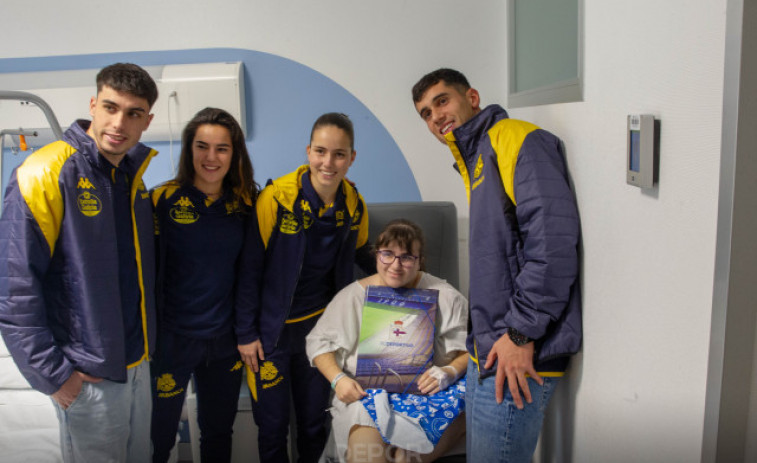 El Hospital Quirónsalud de A Coruña recibe la visita de los jugadores del Deportivo