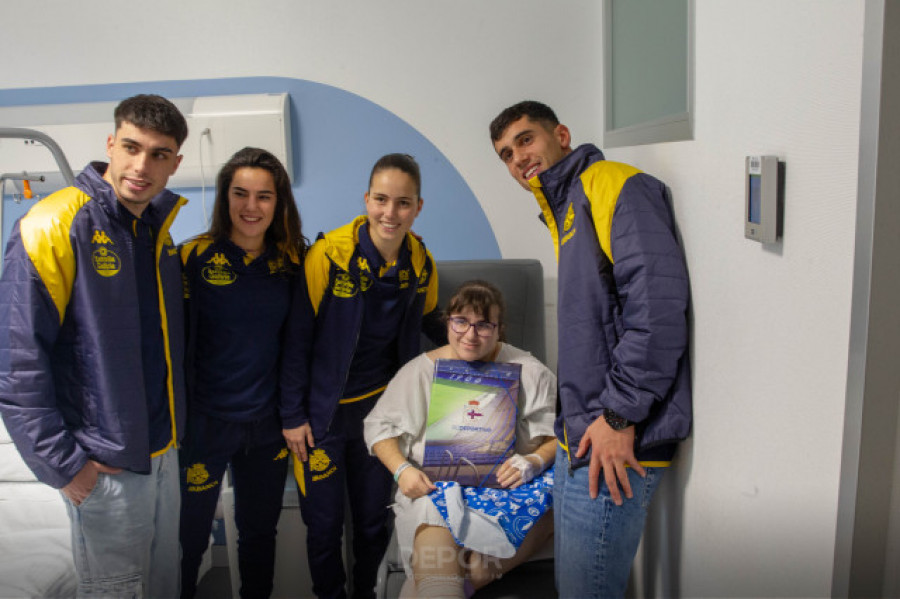 El Hospital Quirónsalud de A Coruña recibe la visita de los jugadores del Deportivo