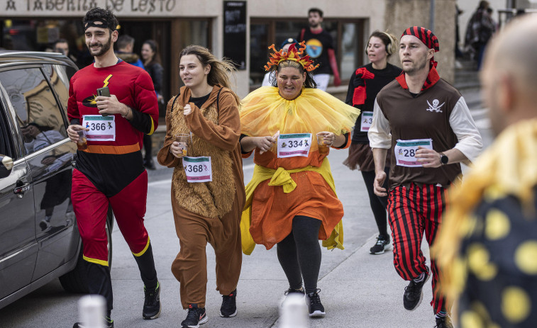 Las carreras San Silvestre llenan de color, disfraces y alegría las calles de la Costa da Morte