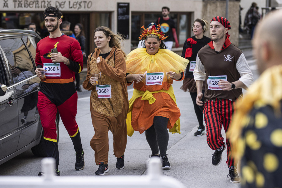 Las carreras San Silvestre llenan de color, disfraces y alegría las calles de la Costa da Morte