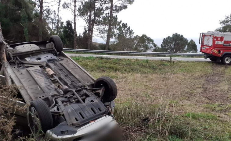 Liberado un conductor en Cee tras volcar su coche a consecuencia de una salida de vía