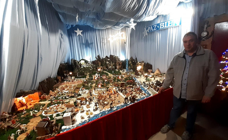 El carballés José Manuel Barreiro expone su Belén con cientos de figuras