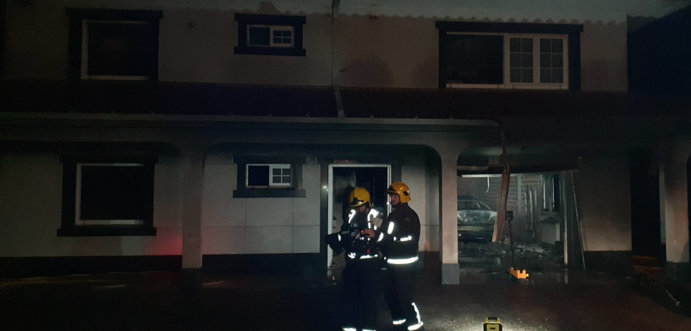 Un incendio calcina una casa en Santa Comba