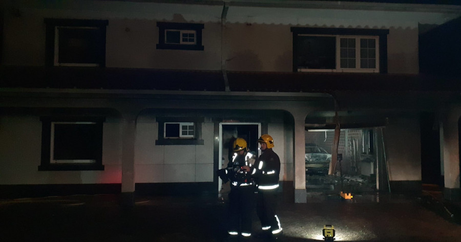 Un incendio calcina una casa en Santa Comba