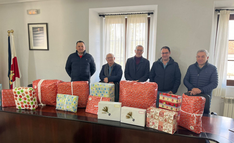 Feirauto entrega los regalos a niños necesitados del municipio de Zas