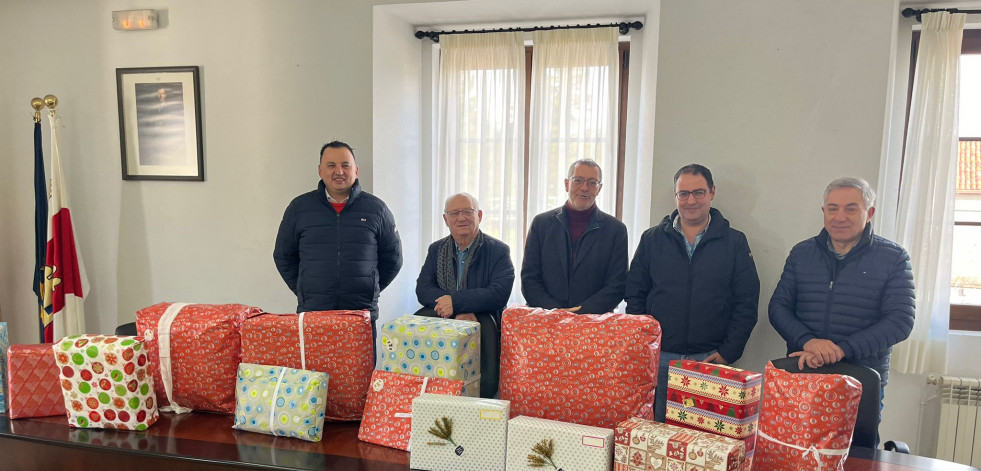 Feirauto entrega los regalos a niños necesitados del municipio de Zas