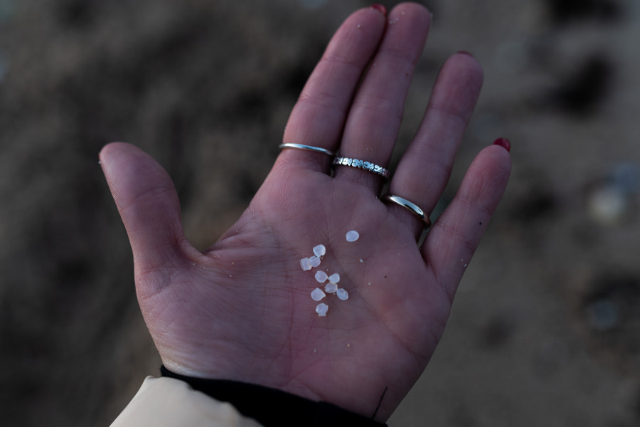 Los plásticos que invaden las costa gallega llegan a la Costa da Morte