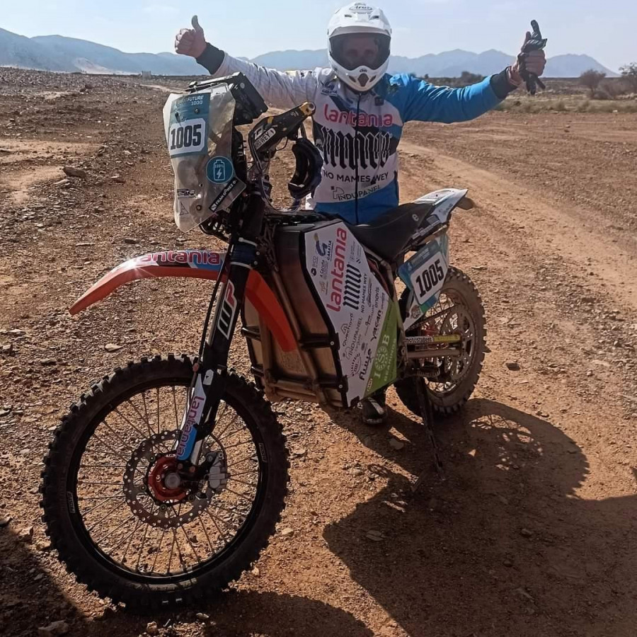 El piloto carballés Fran Gómez Pallas termina la tercera etapa del Dakar