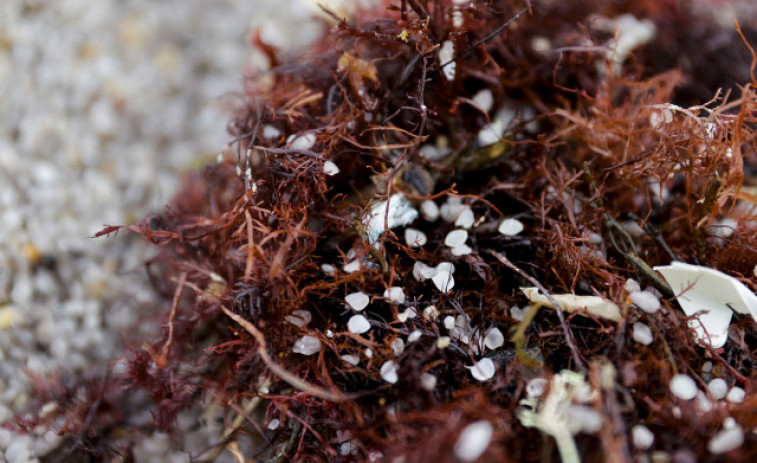 Galicia rebajará al nivel 1 la alerta por la llegada de pellets a las playas