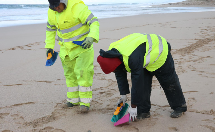 Continúa la limpieza de pellets en las playas de la Costa da Morte