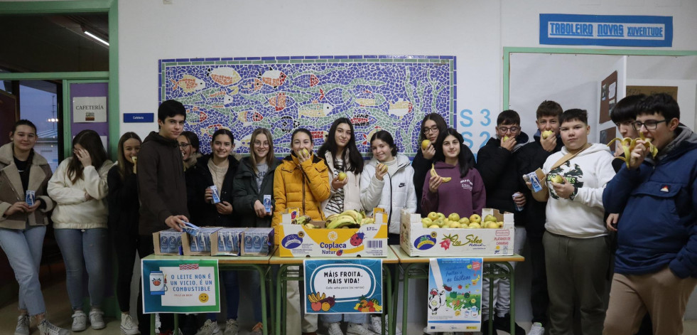 Fruta y leche en los recreos del instituto de Baio