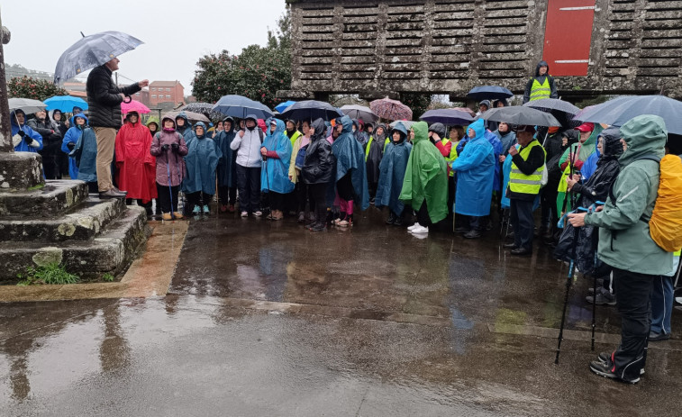 El alcalde de Dumbría recibe a un grupo de 160 peregrinos llegados de Vilanova de Arousa