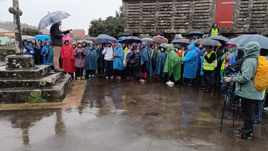 El alcalde de Dumbría recibe a un grupo de 160 peregrinos llegados de Vilanova de Arousa