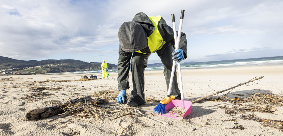 Cientos de voluntarios recogen pellets en las playas de la Costa da Morte