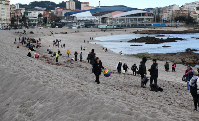 La Xunta recoge 90 sacos de pellets en la costa de Galicia
