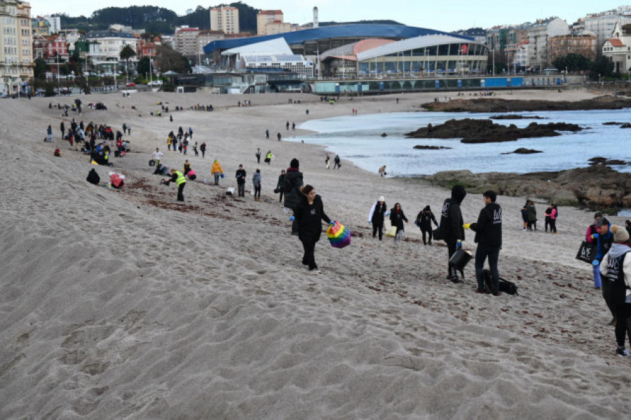 La Xunta recoge 90 sacos de pellets en la costa de Galicia