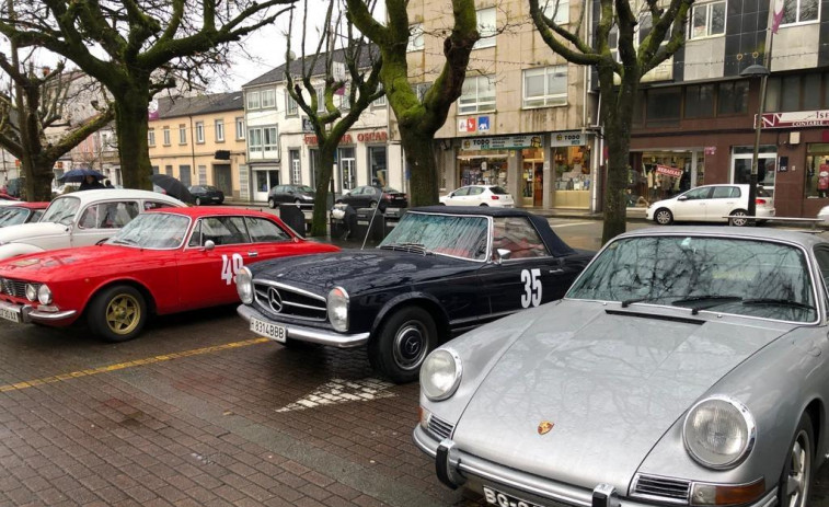 Santa Comba acogió durante el sábado una exposición con más de 60 coches de rally clásicos