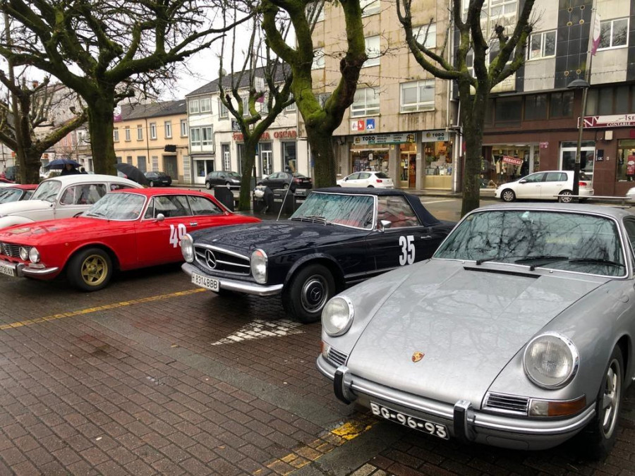 Santa Comba acogió durante el sábado una exposición con más de 60 coches de rally clásicos