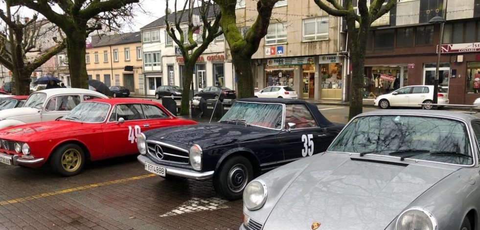 Santa Comba acogió durante el sábado una exposición con más de 60 coches de rally clásicos